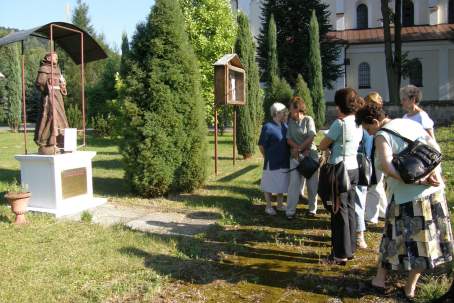 26.07 - Wycieczka piesza do zródelka wody mineralnej w Zegocinie.